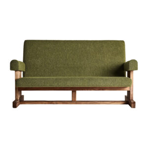 Sofá Creusot de estilo colonial fabricado en madera de pino reciclado en color marrón combinado con poliéster en color verde.