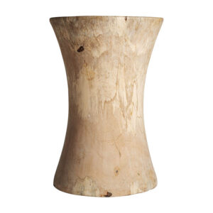 Taburete Guelma de estilo étnico fabricado en madera suar en color marrón con acabado natural.