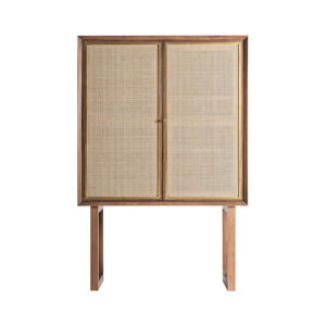 Armario Gondorf de estilo nórdico fabricado en madera de mango en color marrón combinado con latón en color oro y ratán en color marrón claro. Producto desmontable.