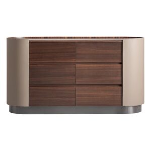 Cómoda Giswil de estilo contemporáneo fabricado en madera contrachapada en color marrón con acabado mate combinado con chapa de eucalipto en color marrón con acabado cepillado y polipiel en color beige con acabado mate.