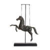 Figura decorativa Caballo de estilo contemporáneo fabricado en madera tropical en color gris con acabado envejecido combinado con bronce. Producto desmontable.