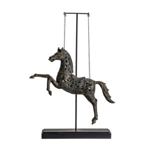 Figura decorativa Caballo de estilo contemporáneo fabricado en madera tropical en color gris con acabado envejecido combinado con bronce. Producto desmontable.