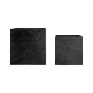 Macetero j 2 Elio de estilo industrial fabricado en terracota en color negro.