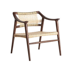 Silla buer de estilo boho fabricado en madera de fresno en color marrón combinado con ratán.