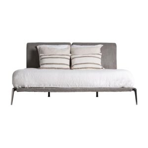 Cama Berlin de estilo contemporáneo fabricado en tela en color gris con acabado oscuro combinado con acero inoxidable en color gris y madera de pino.