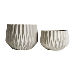 Macetero j 2 Essing de estilo contemporáneo fabricado en cerámica en color blanco.