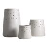 Macetero j 3 Jacquard de estilo contemporáneo fabricado en cemento en color blanco roto. Producto apilable.