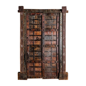 Puerta peigie de estilo étnico fabricado en madera de teka en color marrón con acabado envejecido.