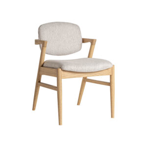 Silla Namur de estilo contemporáneo fabricado en lino en color beige combinado con algodón y madera de fresno en color marrón claro.