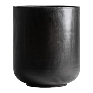 Tinaja fabricado en hormigón armado en color negro.